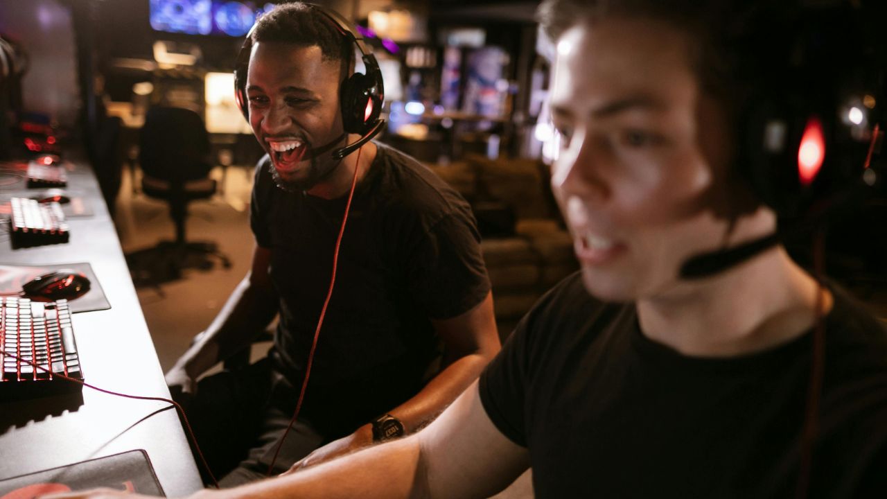 10 Cross-Platform Games That Make Playing With Friends Easier