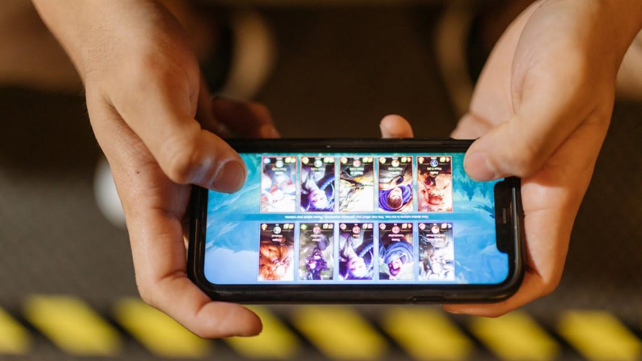 Why Some Mobile Games Keep Growing While Others Fade Quickly